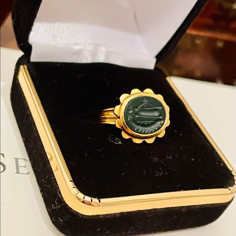Estate 18k carved bloodstone Viking ship scalloped ring. US size 5 1/4.